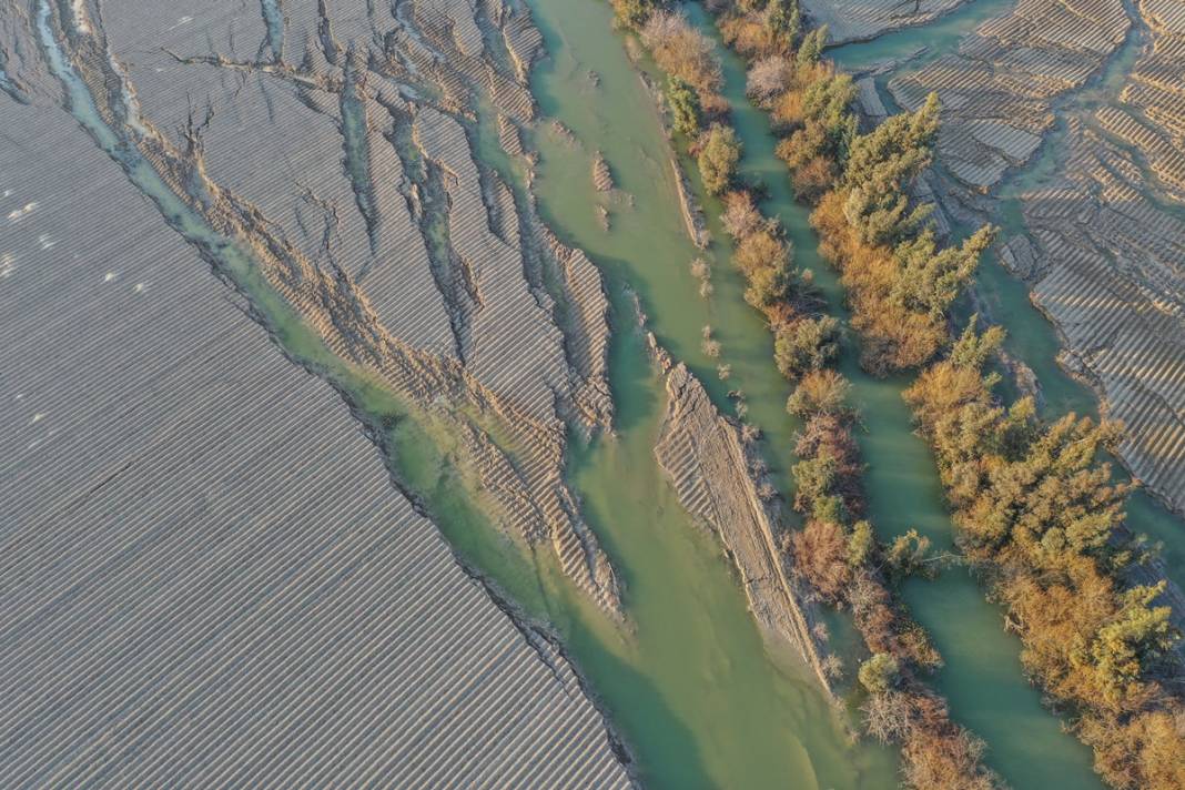 Kırılan fay hattı görüntülendi! Filmden kareler değil gerçek: Yollar yarıldı, devasa çatlaklar oluştu! 29